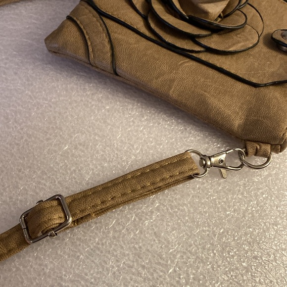 NWOT - Tan Crossbody Zippered Bag Adjustable Strap & Front Floral Design Pocket - Picture 7 of 10